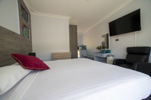 DELUXE QUEEN ROOM WITH WELCOME DRINK